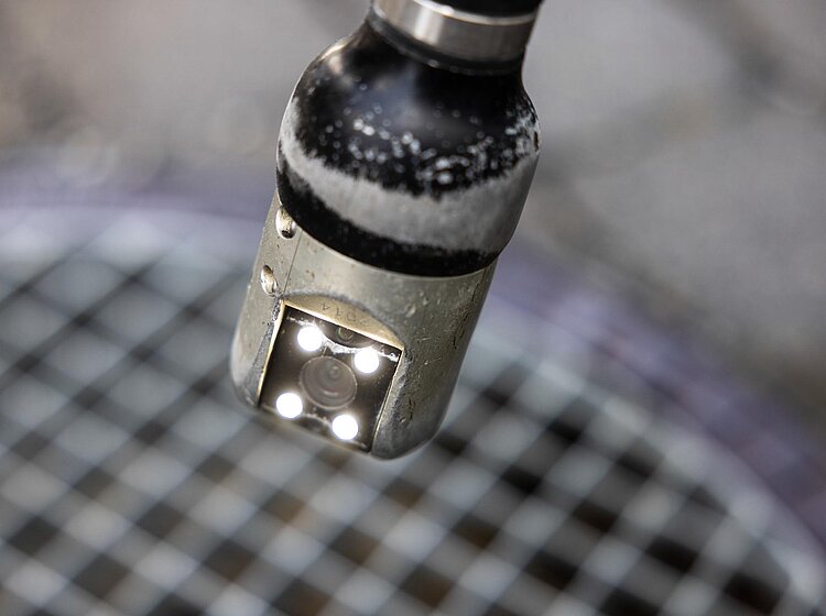 Abbiegefähige Schiebekamera mit Schwenkkopf Detailansicht einer Schiebekamera mit Schwenkkopf vom Typ Ritec Riflexio für die Inspektion von Rohrleitungen.