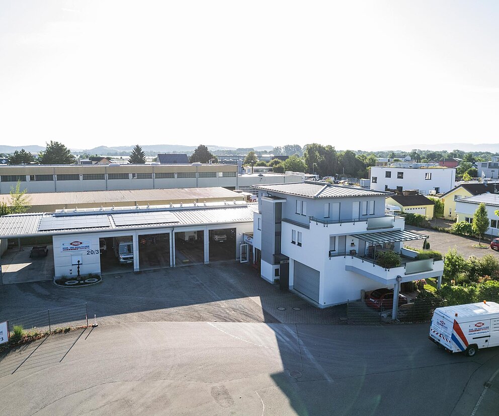 PAKO Außenansicht PAKO-Einsatzfahrzeug vor Firmengebäude.