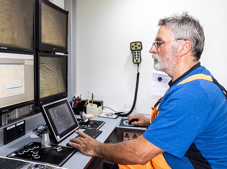 Bedienung der Inspektionskamera im Fahrzeug PAKO-Mitarbeiter steuert die Fahrwagenkamera über einen Monitor und eine Konsole im Servicefahrzeug.