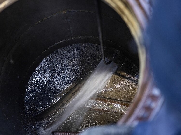 Hydromechanische Rohrreinigung mit Wasserhochdruck Nahaufnahme eines Rohrs, in dem ein Wasserhochdruck-Reinigungsgerät im Einsatz ist.