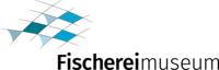 Logo Fischereimuseum Blaues Logo mit Schriftzug Fischereimuseum und stilisierten Fischen.