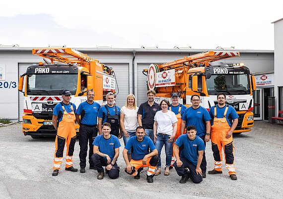 PAKO-Team vor Servicefahrzeugen
