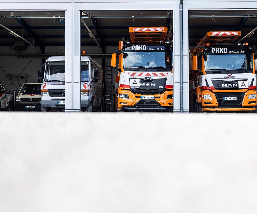 Fuhrpark von PAKO Fahrzeuge von PAKO stehen an einem überdachten Stellplatz.