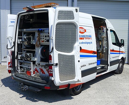 PAKO-Inspektionsfahrzeug offen Servicefahrzeug der PAKO Rohr- und Kanaltechnik GmbH & Co. KG mit geöffneter Heckklappe, zeigt technische Ausrüstung für Rohr- und Kanalinspektionen.