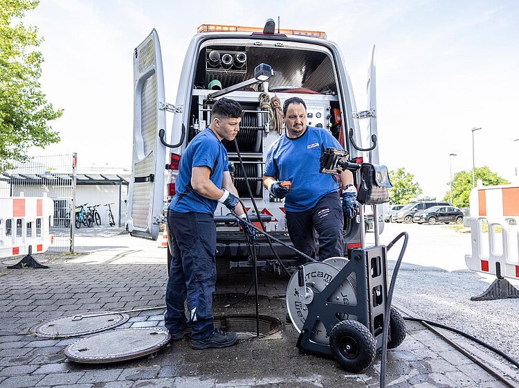 Rohrreinigung mit Kameraüberwachung PAKO-Fahrzeug mit geöffneter Heckklappe zeigt eingesetzte Technik für Wasserhochdruck-Reinigung und Kameraüberwachung.
