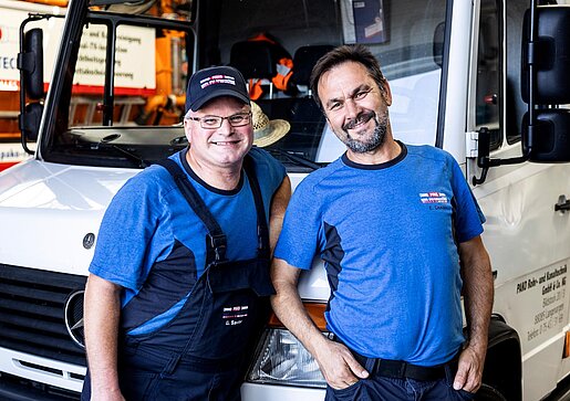 Team bei Kanalinspektion Zwei PAKO-Mitarbeiter in blauer Arbeitskleidung arbeiten an einer geöffneten Inspektionskamera.